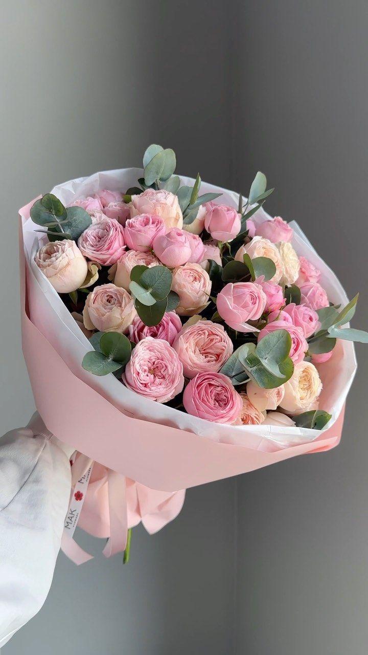 BreezeFieldAtlas workshop space where corporate flower arrangements are designed and prepared for business delivery